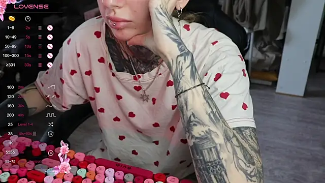 Al1sia Stripchat cam model