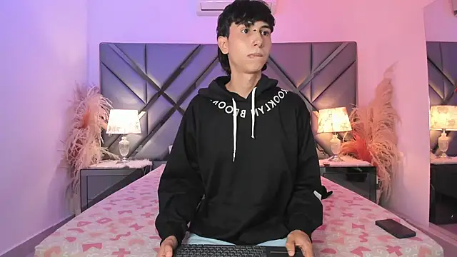 Milan_LewisS's live cam