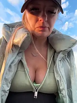 Webcam Model (Betsy) is live