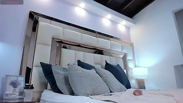 charolnox Stripchat cam model