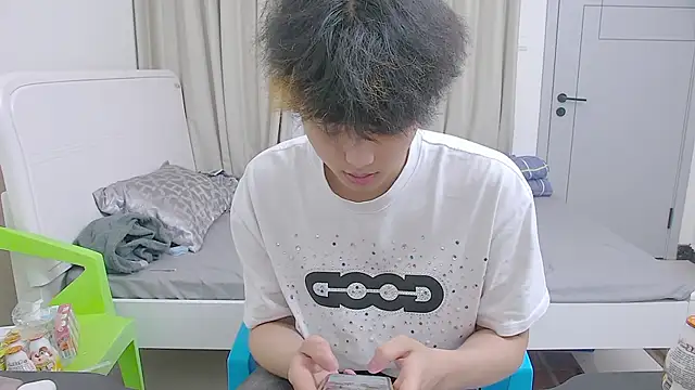 icecream-002's live cam