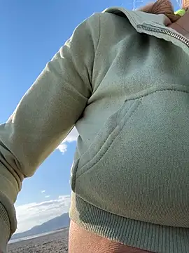 Webcam Model (Betsy)  is live.Free join now!