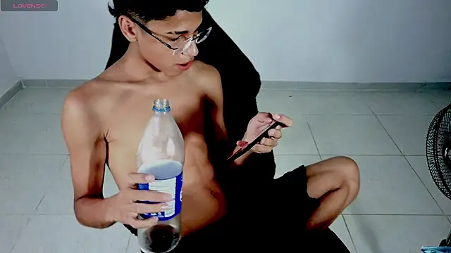 im_david02 (M twink) - show cum in public # 1