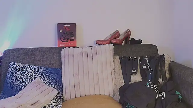 Laura_hotmilf webcam