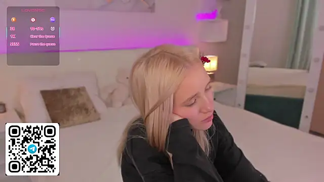 Anellyball Stripchat cam model