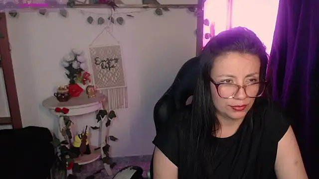 queenrose94 - QueenRose94's free webcam - UK Sex Cams