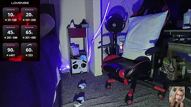 Blondiewithanass webcam