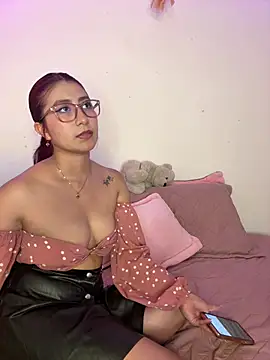 saramooon Stripchat cam model