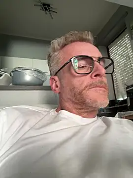 axl_hot (M mature) - Divertiamoci  e sborrata al goa/Cum goal