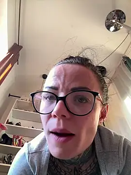 SkinnyLilly live sex cam