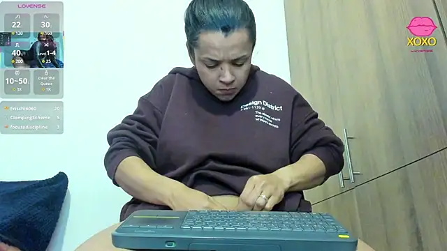 Bessie32 Stripchat cam model