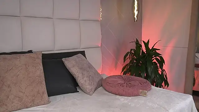 SaraMonroe1 live sex cam
