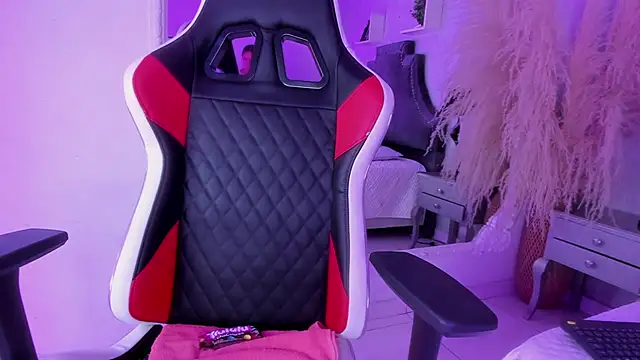 CarolineFyre Stripchat cam model