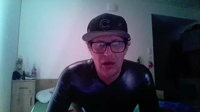 bigthroaterboy - Bigthroaterboy's free webcam - UK Sex Cams