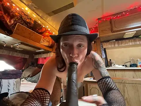 yomomma-xoxo13 - YoMomma-xoxo13's free webcam