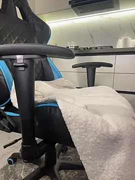 curlylara - CurlyLara's free webcam - UK Sex Cams