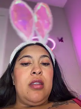 latina_curvy22 webcam