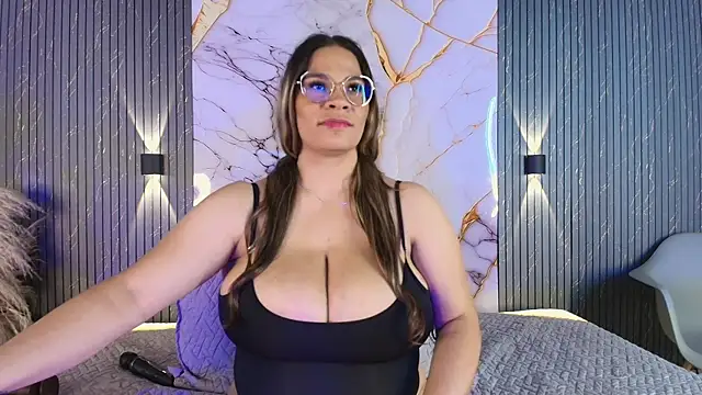 big_tits_in_your_face webcam