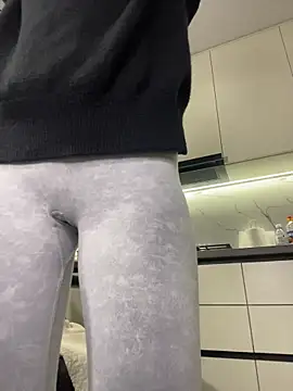 CurlyLara Live Webcam on Stripchat