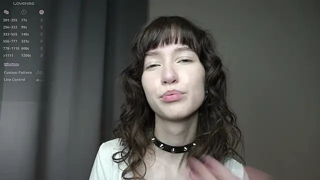 DellaLeck - brunette slim live cam model from 