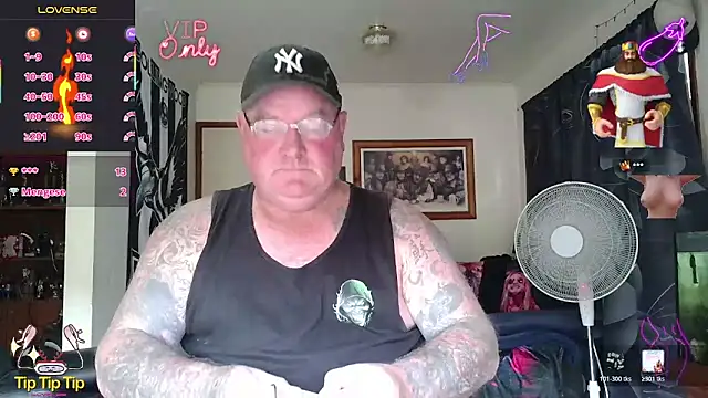 kinkyblueyes69 (M mature) - NAKED TAKE CLOTHES OFF