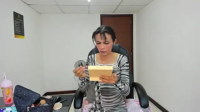 Aisha_hotts777 webcam