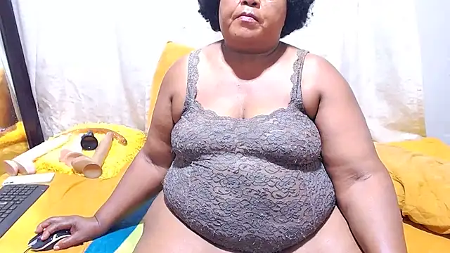 MatureBootyBabe4Uxx webcam