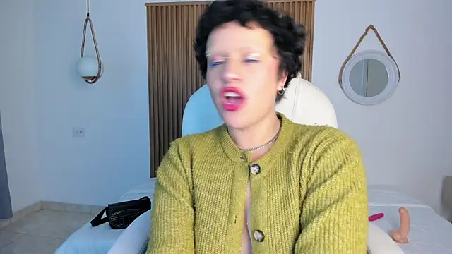 alaska_deluxe - Alaska_deluxe's free webcam - UK Sex Cams