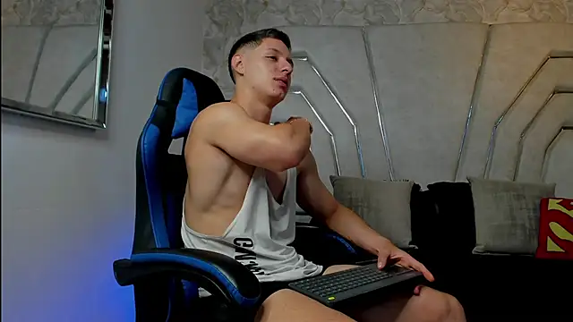 maxthomson - MAXTHOMSON's free webcam - UK Sex Cams