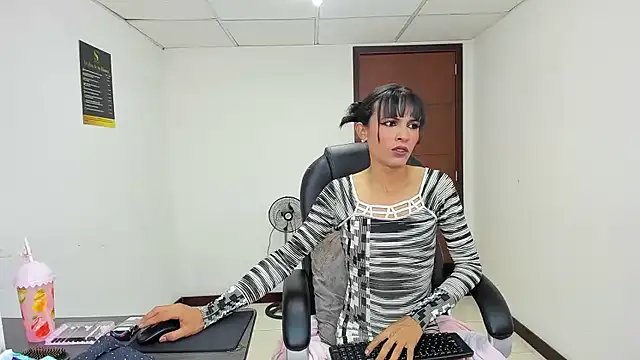 Aisha_hotts777 webcam