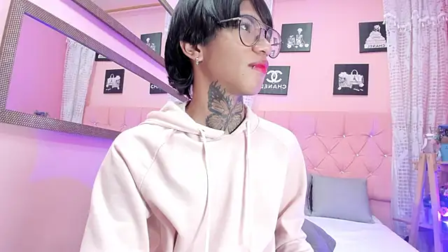 liam_evvan (M twink) - Two fingers in my ass