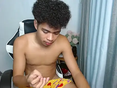 curlyasian_njxx webcam