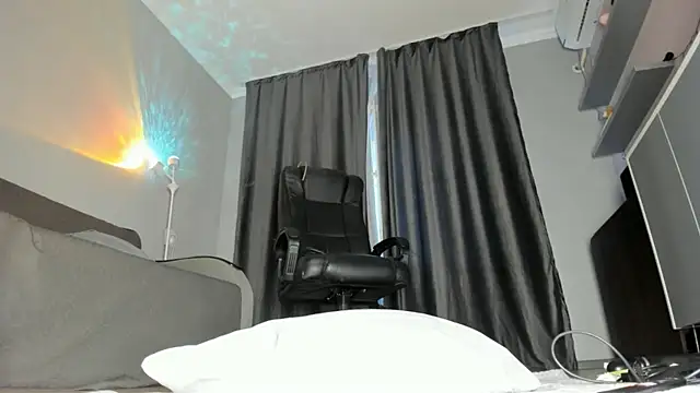 emy_lovee Stripchat cam model