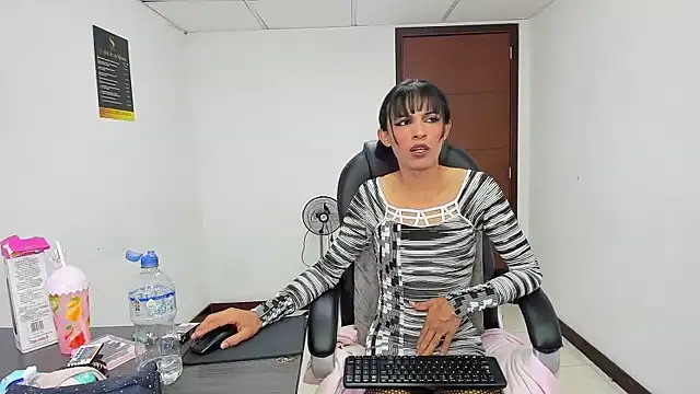 Aisha_hotts777 live sex cam