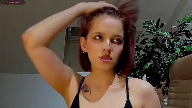 AdalynGlows Stripchat cam model