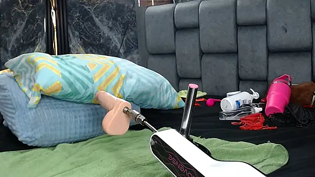 Couple_Gold69's room