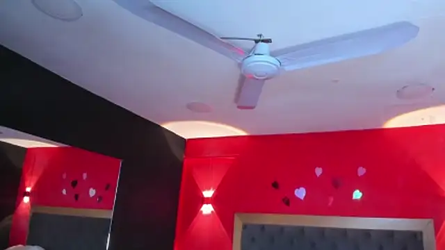 YayaHilton live sex cam