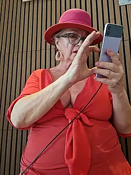 Webcam Model (Hot-Muci)  is live.Free join now!