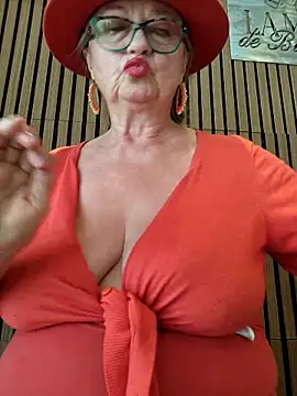 Webcam Model (Hot-Muci)  is live.Free join now!