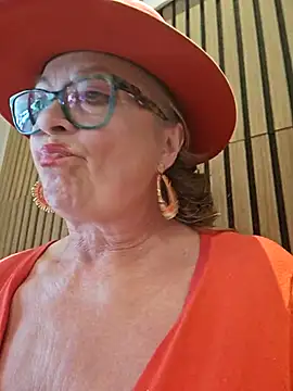 Webcam Model (Hot-Muci)  is live.Free join now!