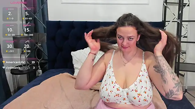 Charlottecurvyy webcam