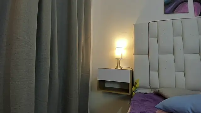 mask_red_girl webcam