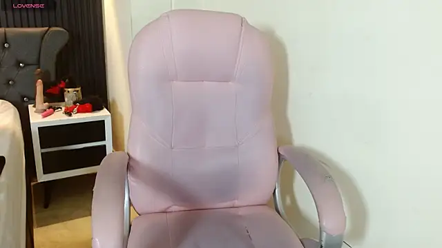 Webcam Model (Lolagolden1)  is live.Free join now!