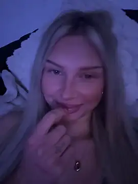 blondeeee webcam