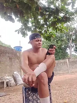 HOTRAINYGOLDEN webcam