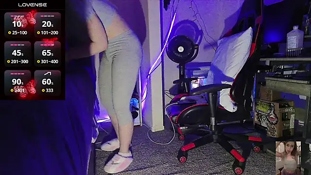 Blondiewithanass webcam