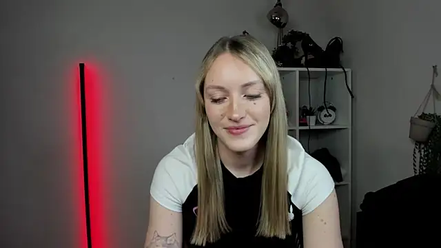 EvelynBlond webcam