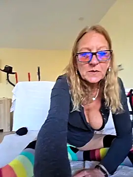 HotWifeLyn68 live cam