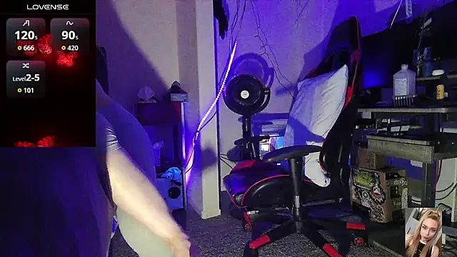 Blondiewithanass webcam