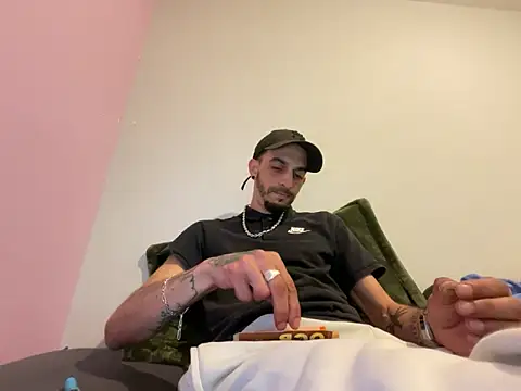 Rebeu313 Live Webcam on Stripchat